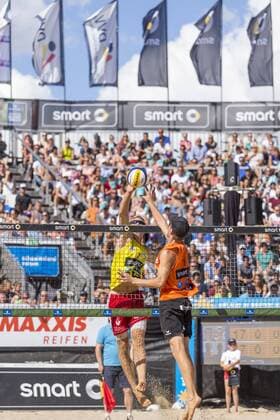 Philipp-Arne Bergmann gegen Lorenz Schuemann. Schuemann Thole vs Bergmann Harms, Spiel um Platz 3, Deutsche smart Beach-Volleyball Meisterschaften 2017, 03.09.17 Timmendorfer Strand Schleswig-Holstein Germany Copyright: xAgentur54Gradx xJohnxGarvex