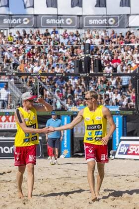 Yannick Harms und Philipp-Arne Bergmann freuen sich ueber einen Punkt. Schuemann Thole vs Bergmann Harms, Spiel um Platz 3, Deutsche smart Beach-Volleyball Meisterschaften 2017, 03.09.17 Timmendorfer Strand Schleswig-Holstein Germany Copyright: xAgentur54Gradx xJohnxGarvex