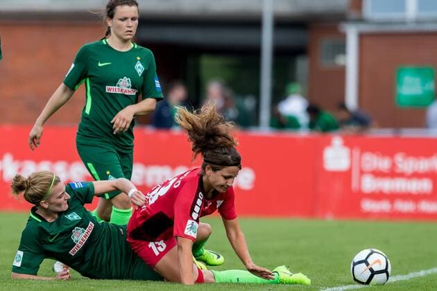 v.li.: Verena Volkmer (SV Werder Bremen, 16) und Sylvia Arnold (SC Sand, 13) im Zweikampf, Duell, duel, tackle, Fussball, Allianz Frauen-Bundesliga, SV Werder Bremen - SC Sand, xdgx