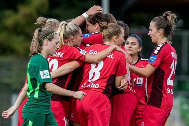Die Spielerinnen des SC Sand beim Torjubel, Goal celebration, celebrate the goal, goal celebration,, Fussball, Allianz Frauen-Bundesliga, SV Werder Bremen - SC Sand, xdgx