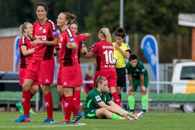 v.li.: Cindy König (Koenig, SV Werder Bremen, 11) (Rechts im Bild) enttäuscht, enttäuscht schauend, disappointed, Fussball, Allianz Frauen-Bundesliga, SV Werder Bremen - SC Sand, xdgx