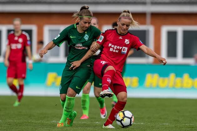 v.li.: Marie-Louise Eta (SV Werder Bremen, 6) und Isabelle Meyer (SC Sand, 23) im Zweikampf, Duell, duel, tackle, Fussball, Allianz Frauen-Bundesliga, SV Werder Bremen - SC Sand, xdgx