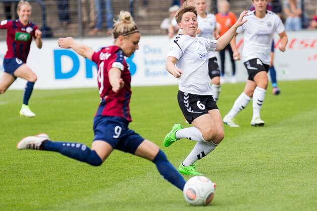 v.li.: Svenja Huth (Turbine Potsdam, 9), Susann Utes (FF USV Jena, 6); Zweikampf, Duell, Aktion, action, Fußball, Allianz Frauen-Bundesliga, 1. FFC Turbine Potsdam - FF USV Jena, xprx