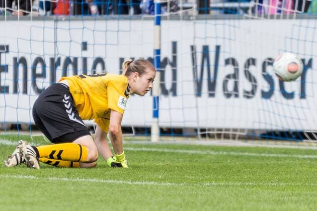 Stina Johannes (FF USV Jena, 22, Torwart) kann dem Ball nur noch hinterhersehen; Tor, goal, Torerfolg, Aktion, Fußball, Allianz Frauen-Bundesliga, 1. FFC Turbine Potsdam - FF USV Jena, xprx
