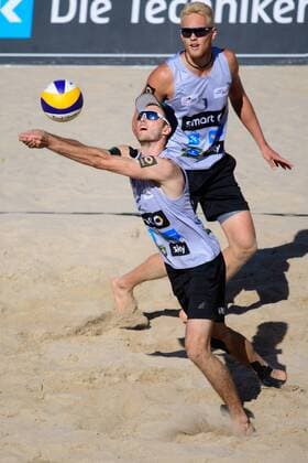 Beachvolleyball, DM Timmendorfer Strand, Tim Holler und Clemens Wickler sind Deutscher Meister 03.09.2017, Timmendorfer Strand, Ahmann-Hager-Arena Beachvolleyball, Deutsche Meisterschaft Zuspiel Clemens Wickler, Tim Holler