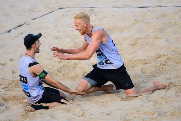 Beachvolleyball, DM Timmendorfer Strand, Tim Holler und Clemens Wickler sind Deutscher Meister 03.09.2017, Timmendorfer Strand, Ahmann-Hager-Arena Beachvolleyball, Deutsche Meisterschaft Jubel Clemens Wickler, Tim Holler nach Matchball Sieg