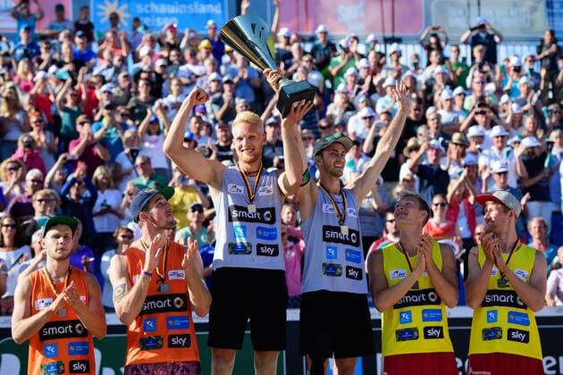 Beachvolleyball, DM Timmendorfer Strand, Tim Holler und Clemens Wickler sind Deutscher Meister 03.09.2017, Timmendorfer Strand, Ahmann-Hager-Arena Beachvolleyball, Deutsche Meisterschaft 2. Platz Silber Silbermedaille: Eric Stadie Sebastian Fuchs, 1. Platz Gold Goldmedaille Deutscher Meister 2017: Tim Holler Clemens Wickler mit Pokal Trophy, 3. Platz Bronze Bronzemedaille: Philipp Arne Bergmann Yannick Harms