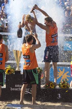 Tim Holler geniesst die Sektdusche auf dem Siegerpodest. Siegerehrung der Herren, Deutsche smart Beach-Volleyball Meisterschaften 2017, 03.09.17 Timmendorfer Strand Schleswig-Holstein Germany Ahmann-Hager-Arena Copyright: xAgentur54Gradx xFelixxKoenigx