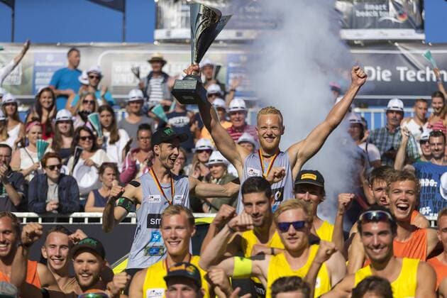 Tim Holler und Clemens Wickler freuen sich ueber den deutschen Meisterschaftstitel. Siegerehrung der Herren, Deutsche smart Beach-Volleyball Meisterschaften 2017, 03.09.17 Timmendorfer Strand Schleswig-Holstein Germany Ahmann-Hager-Arena Copyright: xAgentur54Gradx xFelixxKoenigx