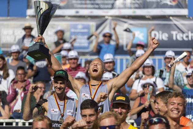 Bilder des Tages - SPORT Tim Holler und Clemens Wickler freuen sich ueber den deutschen Meisterschaftstitel. Siegerehrung der Herren, Deutsche smart Beach-Volleyball Meisterschaften 2017, 03.09.17 Timmendorfer Strand Schleswig-Holstein Germany Ahmann-Hager-Arena Copyright: xAgentur54Gradx xFelixxKoenigx