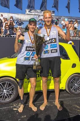 Tim Holler und Clemens Wickler freuen sich ueber den deutschen Meisterschaftstitel. Siegerehrung der Herren, Deutsche smart Beach-Volleyball Meisterschaften 2017, 03.09.17 Timmendorfer Strand Schleswig-Holstein Germany Ahmann-Hager-Arena Copyright: xAgentur54Gradx xFelixxKoenigx