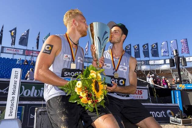 Tim Holler und Clemens Wickler freuen sich ueber den deutschen Meisterschaftstitel. Siegerehrung der Herren, Deutsche smart Beach-Volleyball Meisterschaften 2017, 03.09.17 Timmendorfer Strand Schleswig-Holstein Germany Ahmann-Hager-Arena Copyright: xAgentur54Gradx xFelixxKoenigx