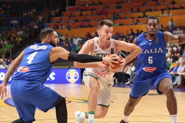 Lithuania s JUSKEVICIUS Adas (7) Italy s ARADORI Pietro(4) and BILIGHA Paul(6) during the FIBA EuroBasket 2017 basketball championship match between Italy and Lithuania at Tel Aviv Arena in Tel Aviv, Israel on September 3, 2017 Nir Keidar 