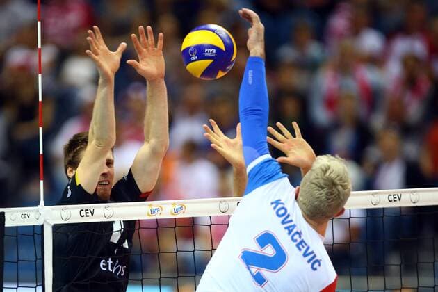 Krakow , Tauron Arena 03.09.2017 siatkowka Mistrzostwa Europy CEV 2017 Mecz o 3 miejsce Serbia - Belgia NZ Gert Van Walle ( BEL ) Uros Kovacevic ( SRB ) FOT Michal Nowak Newspix.pl Krakow , Tauron Arena 03.09.2017 sport volleyball 2017 CEV Volleyball European Championship EM Europameisterschaft - Men 3rd place game Serbia - Belgium photo by Michal Nowak Newspix.pl --- Newspix.pl FRANCE OUT!  170903MIN040