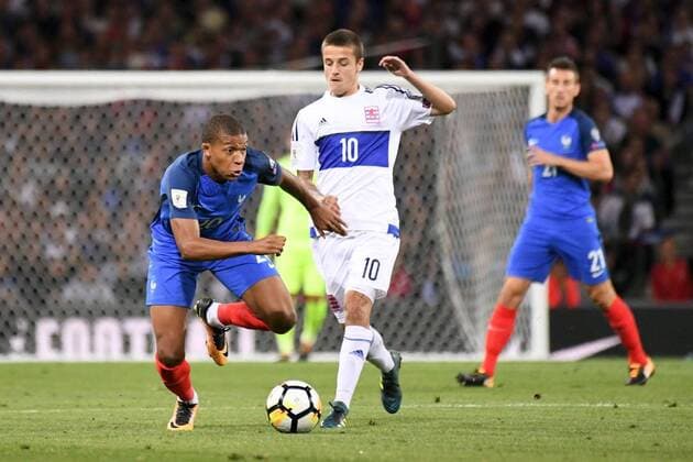 Fußball, WM Quali, Frankreich - Luxemburg 20 Kylian MBAPPE (fra) - 10 Vincent Thill (lux) FOOTBALL : France vs Luxembourg - Qualifications Coupe du Monde 2018 - 03 09 2017 AnthonyBIBARD FEP Panoramic 