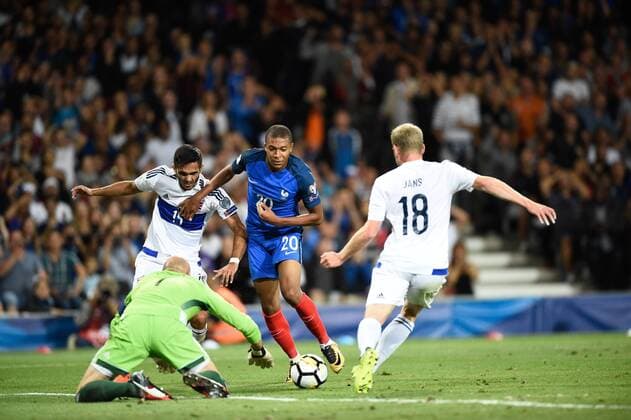 Bilder des Tages - SPORT Remontee du terrain de Kylian Mbappe (fr) FOOTBALL : France vs Luxembourg - Match de Qualification Coupe du Monde 2018 - Toulouse - 03 09 2017 ThierryBreton Panoramic 