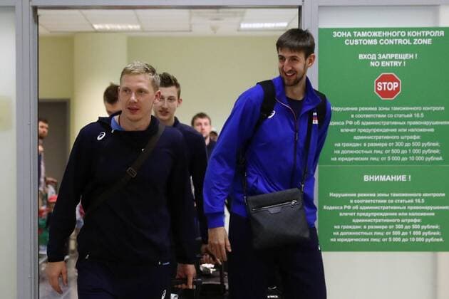 MOSCOW REGION, RUSSIA - SEPTEMBER 4, 2017: Sergey Grankin and Artem Volvich (L-R front), members of the Russian men s national volleyball team, welcomed at Sheremetyevo International Airport. Team Russia has won the 2017 Men s European Volleyball Championship in Poland. Vycheslav Prokofyev TASS  TS05E446