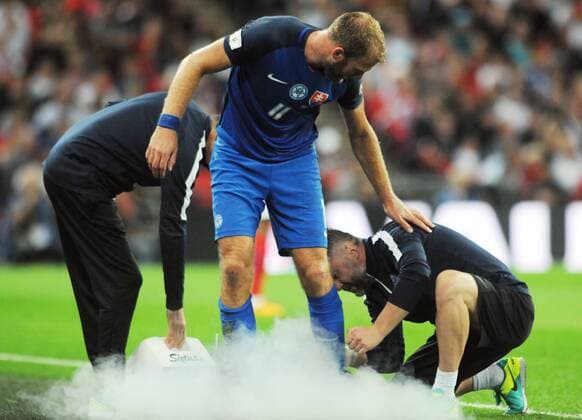 Bilder des Tages - SPORT Football - 2017 2018 FIFA World Cup WM Weltmeisterschaft Fussball Qualifier - UEFA Group F: England vs. Slovakia Adam Nemec of Slovakia has a spray put on his injured ankle with at Wembley Stadium. COLORSPORT ANDREW COWIE 