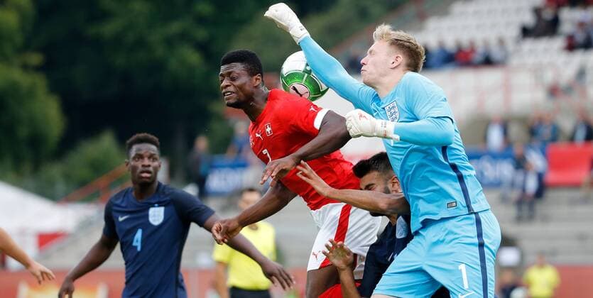 04.09.2017 Schützenwiese Winterthur , SCHWEIZ , Saison 2017 2018 Herren Fussball U20 Schweiz - England Neftali Manzambi (Schweiz U20) gegen Torwart Aaron Ramsdale (England U20) 
