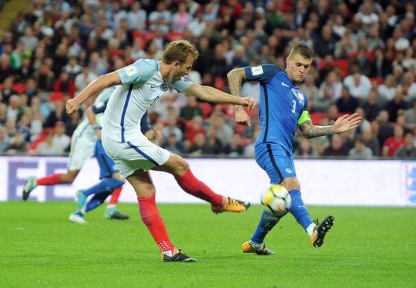 Football - 2017 2018 FIFA World Cup WM Weltmeisterschaft Fussball Qualifier - UEFA Group F: England vs. Slovakia Harry Kane of England and Martin Skrtel of Slovakia at Wembley Stadium. COLORSPORT ANDREW COWIE 
