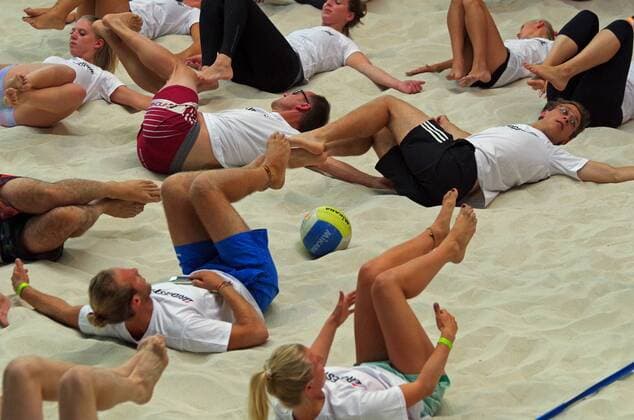 266 Teilnehmer sorgten für einen Weltrekord im gemeinsamen Beachvolleyballtraining mit den Olympiasiegerinnen und Weltmeisterinnen Laura Ludwig (r.) und Kira Walkenhorst (l.) in Hamburg.