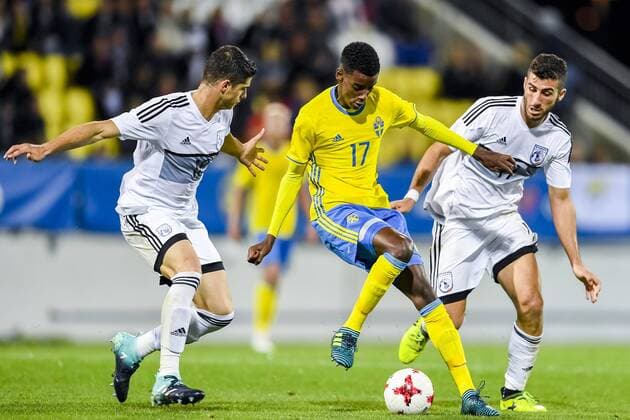 170905 Sveriges Alexander Isak jagas av Cyperns Christos Wheeler och Costas Soteriou under fotbollsmatchen i kvalet till U21 U 21 EM mellan Sverige och Cypern den 5 september 2017 i Falkenberg.  Copyright: DANIELxSTILLER BB170905DS019