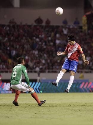 Costa Rican Cristian Bolanos (R) vies for the ball with Mexican Jonathan Dos Santos during the Russia 2018 World Cup qualifier between the national soccer teams of Costa Rica and Mexico in San Jose, Costa Rica, 05 September 2017. Costa Rica vs. Mexico !ACHTUNG: NUR REDAKTIONELLE NUTZUNG!  Copyright: xJeffreyxArguedasx SJS002 20170906-636402686823704538