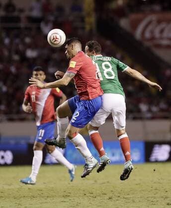 Johnny Acosta (L) of Costa Rica vies for the ball with Jose Guardado (R) of Mexico during the FIFA World Cup WM Weltmeisterschaft Fussball 2018 qualifying soccer match between Costa Rica and Mexico in San Jose, Costa Rica, 05 September 2017. Costa Rica vs. Mexico !ACHTUNG: NUR REDAKTIONELLE NUTZUNG!  Copyright: xJeffreyxArguedasx SJS01 20170906-636402738710672228