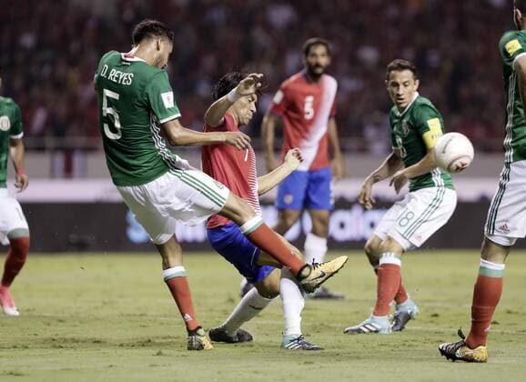 Cristian Bolanos (C) of Costa Rica vies for the ball with Diego Reyes (L) and Jose Guardado (R) of Mexico during the FIFA World Cup WM Weltmeisterschaft Fussball 2018 qualifying soccer match between Costa Rica and Mexico in San Jose, Costa Rica, 05 September 2017. Costa Rica vs. Mexico !ACHTUNG: NUR REDAKTIONELLE NUTZUNG!  Copyright: xJeffreyxArguedasx SJS01 20170906-636402740566075265