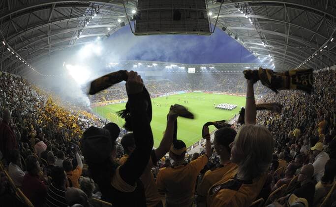 Fußball, Stadiongeschichte SG Dynamo Dresden Eroeffnung Rudolf - Harbig - Stadion, Dienstag (15.09.09). Fan Feature Petra (li.) und Simone auf der Tribuene. MPok