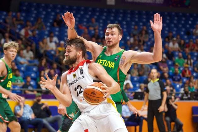 EuroBasket 2022, DBB, Historie, EM - Historie Basketball Tel Aviv 06.09.2017 Eurobasket 2017 Europameisterschaft der Herren Vorrunde Deutschland (GER) - Litauen (LTU) Danilo Barthel (Deutschland, No.22) Donatas MOTIEJUNAS (Litauen, No.20)