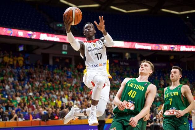 Bilder des Tages - SPORT Basketball Tel Aviv 06.09.2017 Eurobasket 2017 Europameisterschaft der Herren Vorrunde Deutschland (GER) - Litauen (LTU) Dennis Schröder Schroeder (Deutschland, No.17) Schröder Marius GRIGONIS (Litauen, No.40) Adas JUSKEVICIUS (Litauen, No.07)