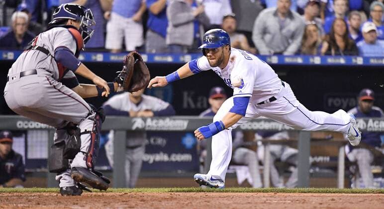 September 7, 2017 - Kansas City, MO, USA - The Kansas City Royals Alex Gordon, right, scores ahead of the tag from Minnesota Twins catcher Jason Castro on a hit by Whit Merrifield in the fifth inning at Kauffman Stadium in Kansas City, Mo., on Thursday, Sept. 7, 2017. Minnesota at Kansas City - ZUMAm67_ 20170907_zaf_m67_012 Copyright: xJohnxSleezerx