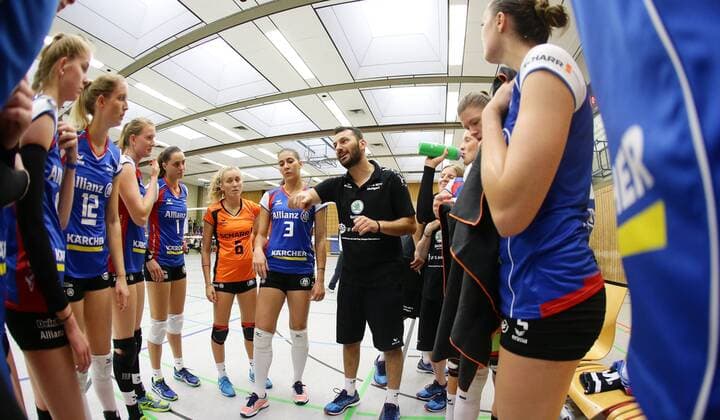 Herxheim , Volleyball Bundesliga Testspiel , Allianz MTV Stuttgart vs. VC Wiesbaden , Trainer Giannis Athanasopoulos ( Allianz ) mit seiner Mannschaft
