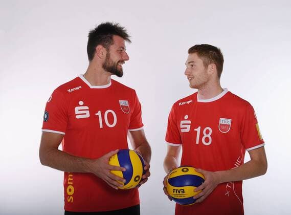 Volleyball 1. Bundesliga Saison 2017 2018 Media Day Fotoshooting TV Rottenburg 08.09.2017 Ferenc Nemeth (li) und Tim Grozer Rottenburg