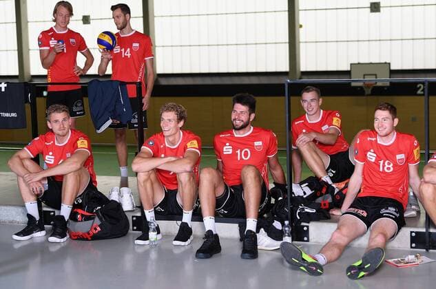 Volleyball 1. Bundesliga Saison 2017 2018 Media Day Fotoshooting TV Rottenburg 08.09.2017 Team TV Rottenburg; Dirk Mehlberg (hinten li) und Johannes Schief (hinten re) Friederich Nagel, Lars Wilmsen, Ferenc Nemeth, Johannes Moennich und Tim Grozer (vorn v.li.) warten Rottenburg