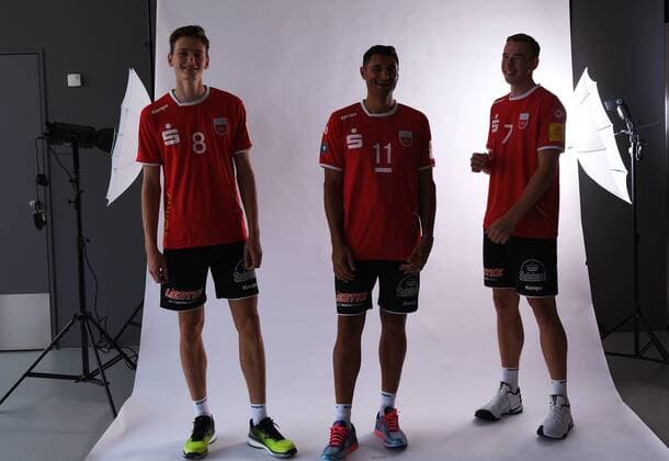Volleyball 1. Bundesliga Saison 2017 2018 Media Day Fotoshooting TV Rottenburg 08.09.2017 Neuzugaenge; Paul Henning, Idner Faustino Lima Martins und Johannes Moennich (v.li.) Rottenburg