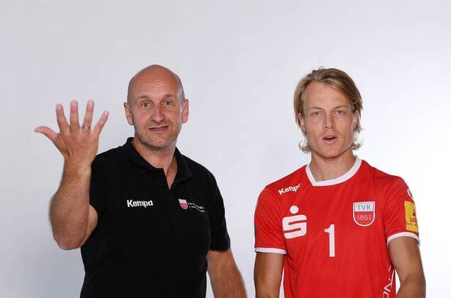 Volleyball 1. Bundesliga Saison 2017 2018 Media Day Fotoshooting TV Rottenburg 08.09.2017 Trainer Hans Peter Mueller - Angstenberger (li) und Dirk Mehlberg Rottenburg