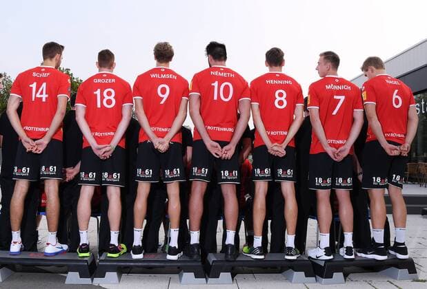 Volleyball 1. Bundesliga Saison 2017 2018 Media Day Fotoshooting TV Rottenburg 08.09.2017 Mannschaftsbild TV Rottenburg Rueckansicht Rottenburg