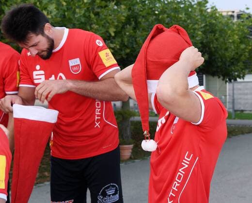 Volleyball 1. Bundesliga Saison 2017 2018 Media Day Fotoshooting TV Rottenburg 08.09.2017 Dirk Mehlberg (re) und Ferenc Nemeth versuchen sich einen Nikolausmuetze aufzuziehen Rottenburg