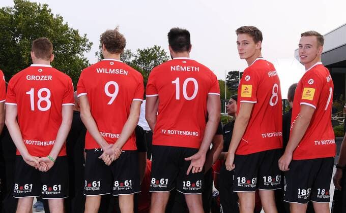 Volleyball 1. Bundesliga Saison 2017 2018 Media Day Fotoshooting TV Rottenburg 08.09.2017 Mannschaftsbild TV Rottenburg Rueckansicht; Tim Grozer, Lars Wilmsen, Ferenc Nemeth, Paul Henning und Johannes Moennich (v.li.) Rottenburg