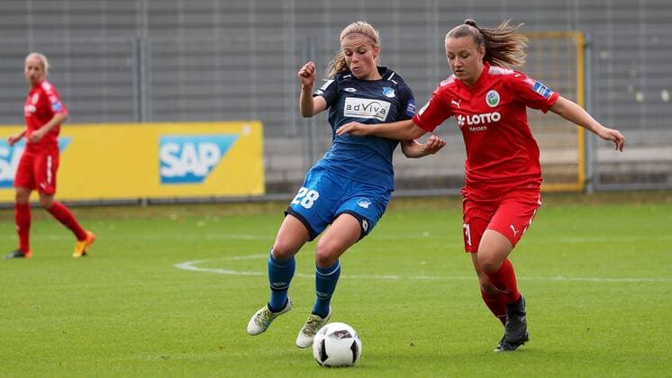v.li.: Tabea Waßmuth (Tabea Wassmuth, TSG, 28), Tanja Pawollek (Frankfurt, 31), Zweikampf, Duell, duel, tackle, tackling, Dynamik, Action, Aktion, Fussball, Allianz Frauen-Bundesliga, TSG 1899 Hoffenheim - 1. FFC Frankfurt,