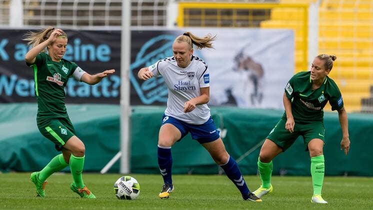 v.li.: Marie-Louise Eta (SV Werder Bremen, 6) und Annalena Rieke (FF USV Jena, 9) im Zweikampf, Duell, duel, tackle, Fussball, Allianz Frauen-Bundesliga, FF USV Jena - SV Werder Bremen,