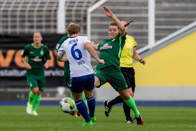 v.li.: Susann Utes (FF USV Jena, 6) und Janine Angrick (SV Werder Bremen, 8) im Zweikampf, Duell, duel, tackle, Fussball, Allianz Frauen-Bundesliga, FF USV Jena - SV Werder Bremen,
