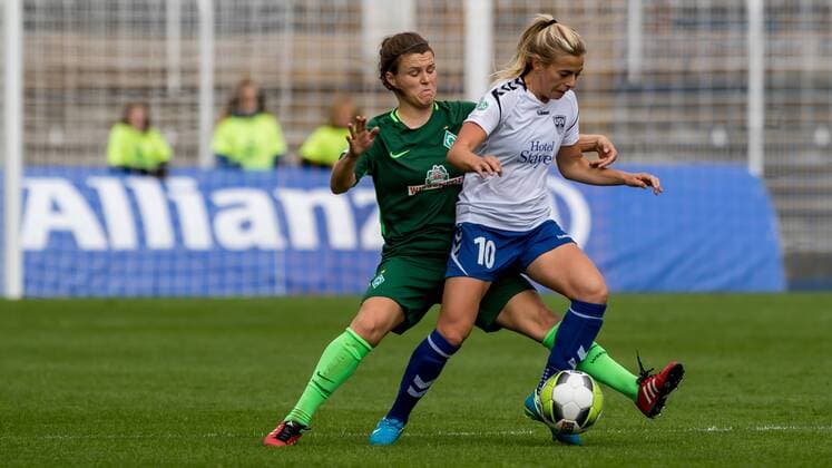 v.li.: Janine Angrick (SV Werder Bremen, 8) und Amelia Pietrangelo (FF USV Jena, 10) im Zweikampf, Duell, duel, tackle, Fussball, Allianz Frauen-Bundesliga, FF USV Jena - SV Werder Bremen,