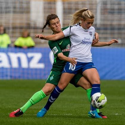 v.li.: Janine Angrick (SV Werder Bremen, 8) und Amelia Pietrangelo (FF USV Jena, 10) im Zweikampf, Duell, duel, tackle, Fussball, Allianz Frauen-Bundesliga, FF USV Jena - SV Werder Bremen,