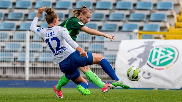 Bilder des Tages - SPORT v.li.: Jana Sedlackova (FF USV Jena, 12) und Cindy König (Koenig, SV Werder Bremen, 11) im Zweikampf, Duell, duel, tackle, Fussball, Allianz Frauen-Bundesliga, FF USV Jena - SV Werder Bremen,