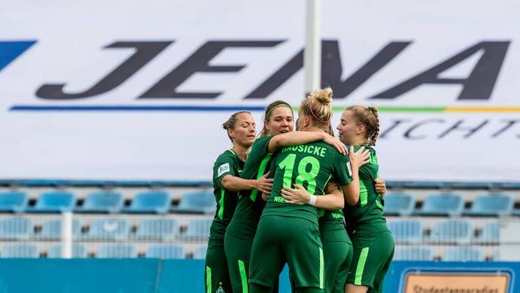 Die Spielerinnen des SV Werder Bremen beim Torjubel, Goal celebration, celebrate the goal, goal celebration, nach dem Ausgleich, 1:1, Fussball, Allianz Frauen-Bundesliga, FF USV Jena - SV Werder Bremen,
