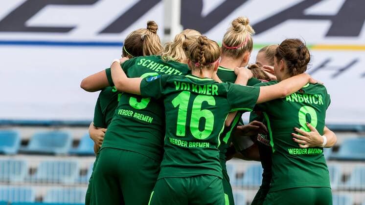 Die Spielerinnen des SV Werder Bremen beim Torjubel, Goal celebration, celebrate the goal, goal celebration, nach dem Ausgleich, 1:1, Fussball, Allianz Frauen-Bundesliga, FF USV Jena - SV Werder Bremen,