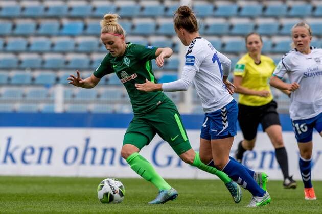 v.li.: Lina Hausicke (SV Werder Bremen, 18) und Jana Sedlackova (FF USV Jena, 12) im Zweikampf, Duell, duel, tackle, Fussball, Allianz Frauen-Bundesliga, FF USV Jena - SV Werder Bremen,